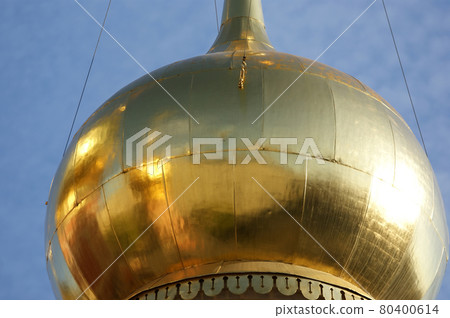 The big gold domes of orthodox church in city centre Moscow The big gold domes of orthodox church in city centre Moscow 80400614