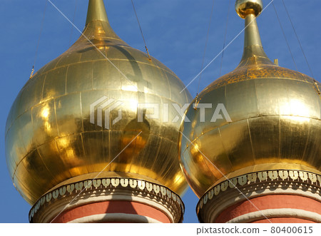 The big gold domes of orthodox church in city centre Moscow 80400615
