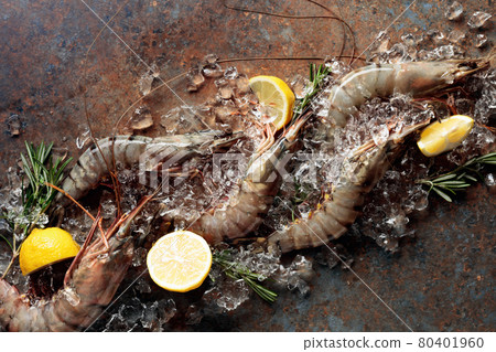 Fresh tiger prawns with lemon, rosemary and crushed ice. 80401960
