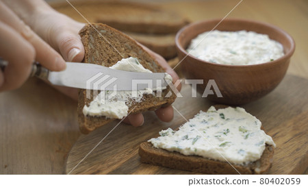 Making healthy sandwiches with cottage cheese. 80402059