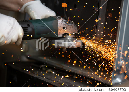 Process of flexion sheet metal cutting with huge sparklings, an industrial concept 80402700