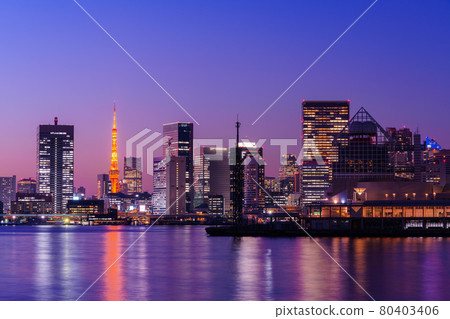 Evening view of Harumi Passenger Terminal and Tokyo Tower seen from Tokyo Toyosu Gururi Park 80403406