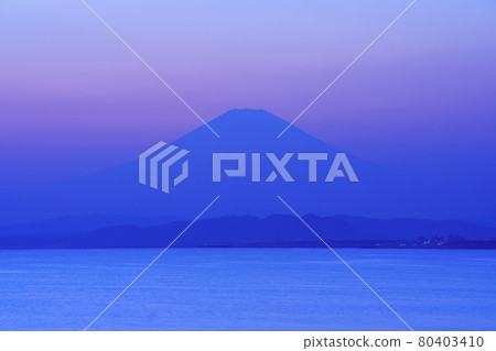 從藤澤片瀨西濱看富士山的夜景 80403410