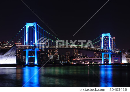 從東京有明看到的彩虹橋的藍色燈光 80403416