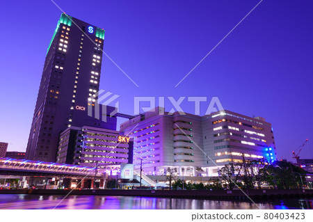 Evening view around the east exit of Yokohama Station 80403423