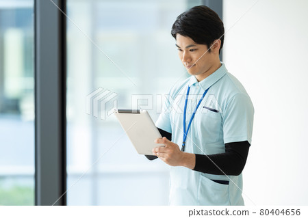 Male caregiver care image Caregiver care staff ■ Shooting cooperation "LINK FOREST" Male caregiver care image Caregiver care staff ■ Shooting cooperation "LINK FOREST" 80404656