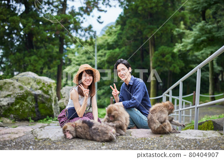 A young couple taking a commemorative photo on a zoo date (photographing cooperation "Takasakiyama Natural Zoo") A young couple taking a commemorative photo on a zoo date (photographing cooperation "Takasakiyama Natural Zoo") 80404907