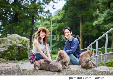 A young couple taking a commemorative photo on a zoo date (photographing cooperation "Takasakiyama Natural Zoo") A young couple taking a commemorative photo on a zoo date (photographing cooperation "Takasakiyama Natural Zoo") 80404908