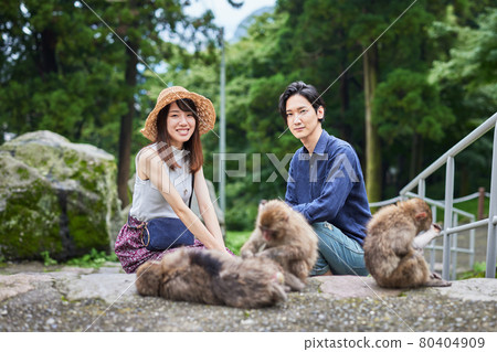 一對年輕夫婦在動物園約會時拍紀念照(拍攝合作“高崎山自然動物園”) 一對年輕夫婦在動物園約會時拍紀念照(拍攝合作“高崎山自然動物園”) 80404909