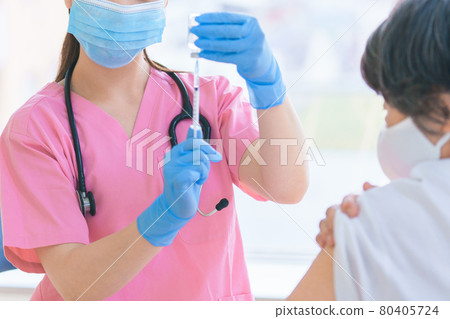 Healthcare workers who vaccinate seniors 80405724