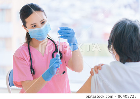 Healthcare workers who vaccinate seniors 80405725
