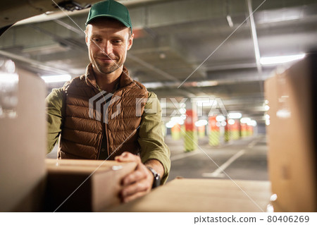 Smiling Delivery Worker Loading Van Smiling Delivery Worker Loading Van 80406269