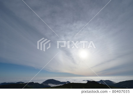 The sun illuminating the sea of clouds that swallows the mountains (Hokkaido) The sun illuminating the sea of clouds that swallows the mountains (Hokkaido) 80407035