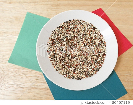 玻利維亞種植的有機藜麥 80407119