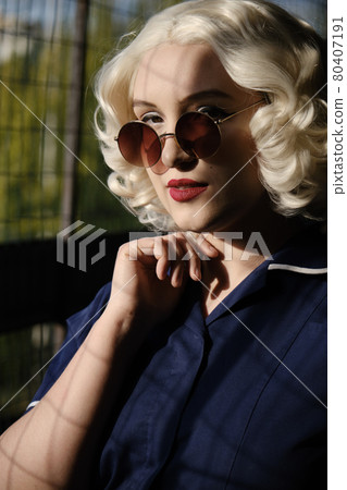 retro style woman 80407191