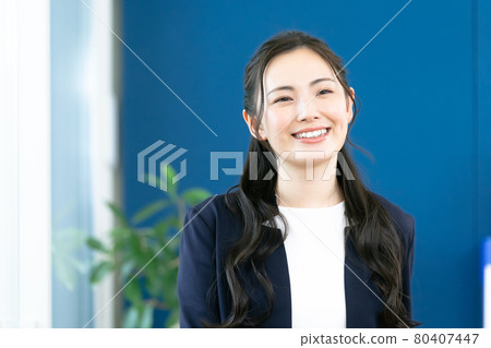 微笑的女商人 微笑的女商人 80407447