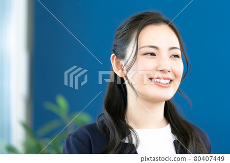 微笑的女商人 微笑的女商人 80407449