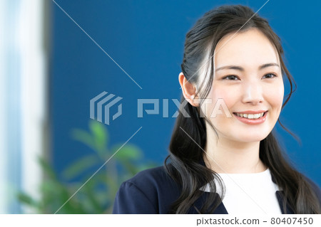 微笑的女商人 微笑的女商人 80407450