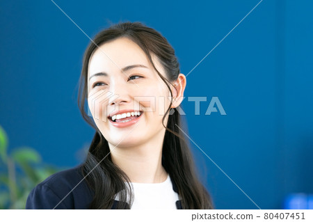 微笑的女商人 微笑的女商人 80407451