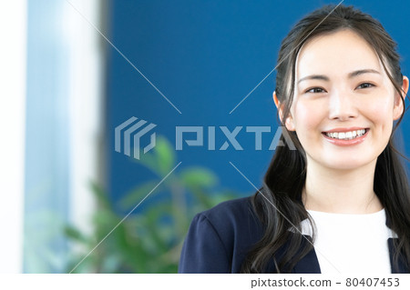 Smiling business woman Smiling business woman 80407453