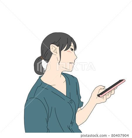 一個女人看著她的手機 一個女人看著她的手機 80407904