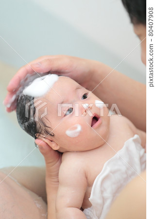 爸爸給寶寶洗澡 80407908