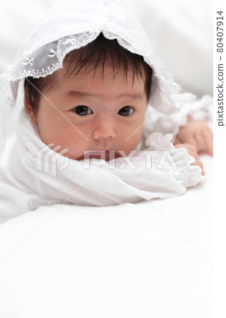 新生兒俯臥 新生兒俯臥 80407914