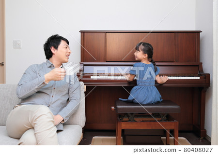女兒給爸爸彈鋼琴 80408027