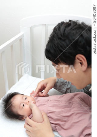 Ikumen的爸爸把他的新生兒放在床上 Ikumen的爸爸把他的新生兒放在床上 80408097