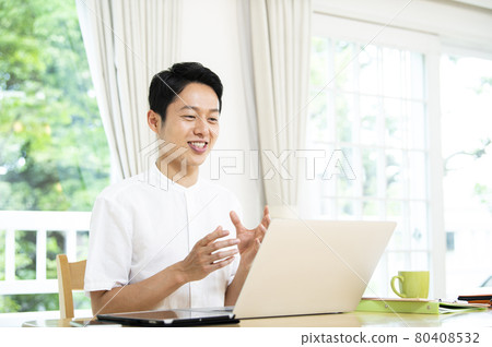 男性遠程辦公網絡會議微笑英語會話課 80408532