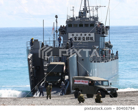 海上自衛隊運輸艦“由良號”（已退役）登陸海灘的高機動車 80408794