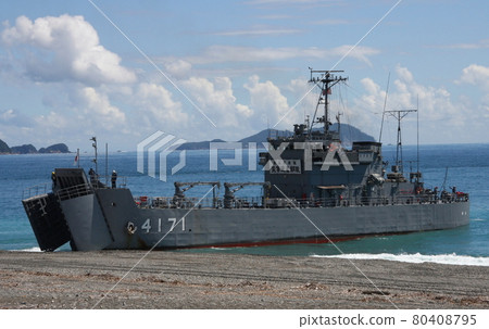 停靠在登陸場的海上自衛隊運輸艦“由良號”（退役） 80408795