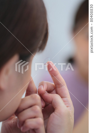 戴隱形眼鏡的女性 戴隱形眼鏡的女性 80408830