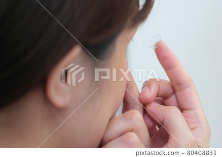 戴隱形眼鏡的女性 戴隱形眼鏡的女性 80408831