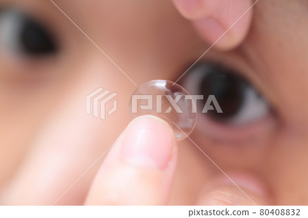 戴隱形眼鏡的女性 80408832