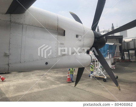 大阪國際機場的飛機和私家車,有趣的暑假,返鄉高峰,新冠自我克制,疫苗接種 大阪國際機場的飛機和私家車,有趣的暑假,返鄉高峰,新冠自我克制,疫苗接種 80408862