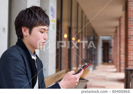 操作智能手機的大學生/專業學生應用程序 電子郵件 SNS 預訂 操作智能手機的大學生/專業學生應用程序 電子郵件 SNS 預訂 80408868