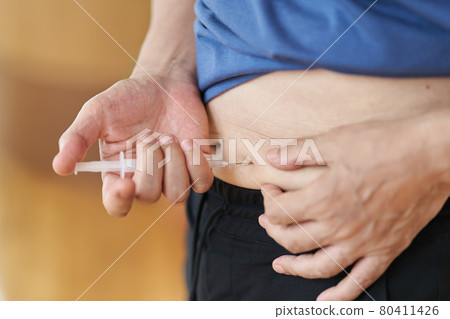 自己注射胰島素的老人 80411426