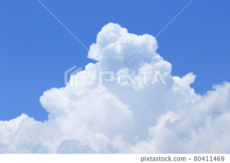 夏天天空大巨型雲彩蓋子 80411469