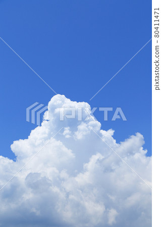Summer sky large giant cloud cover 80411471