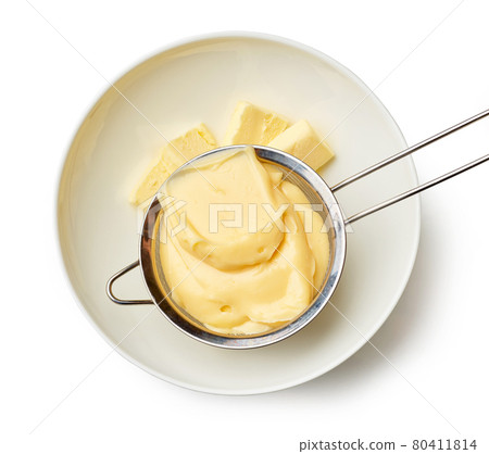 custard cream in a strainer 80411814