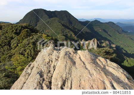 View of mountain climbing course from Ryumonkyo mountain entrance to the summit (Tendoiwa) 80411853
