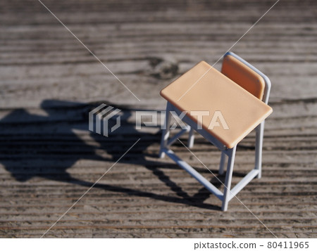 Desk and chair to receive sunlight 80411965