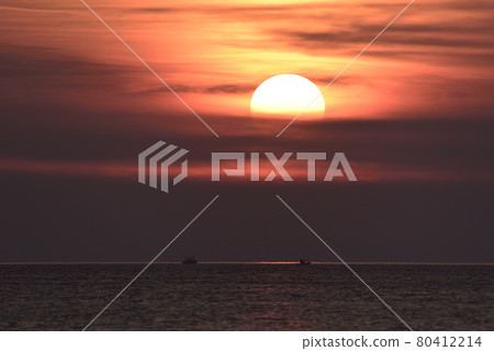 夏天拍攝北海道江差町漁火前的夕陽和魷魚漁船的風景 夏天拍攝北海道江差町漁火前的夕陽和魷魚漁船的風景 80412214