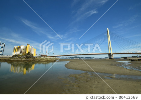 Sun Bridge over Wakayama Marina City [Wakayama City, Wakayama Prefecture] 80412569
