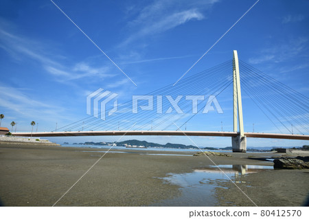 Sun Bridge over Wakayama Marina City [Wakayama City, Wakayama Prefecture] 80412570