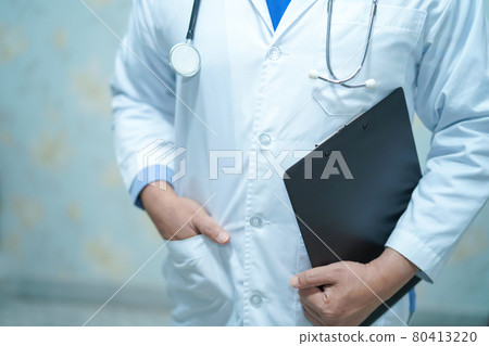 Doctor with clipboard for note diagnosis of patients in nursing hospital ward : healthy strong medical concept.. Doctor with clipboard for note diagnosis of patients in nursing hospital ward : healthy strong medical concept.. 80413220