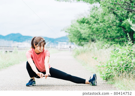 Women stretching Women stretching 80414752