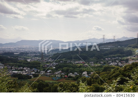 Overlooking the mountain from the mountains Overlooking the mountain from the mountains 80415630