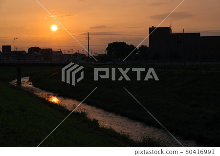 A beautiful morning glow A beautiful morning glow 80416991